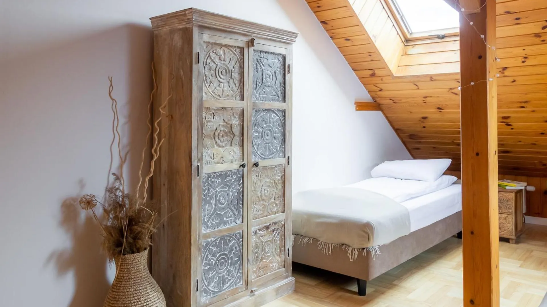 Pensjonat Blisshouse Luxurious Guesthouse Calm And Energetic Spot Near By City Surrounded By The Forest Where You Will Find Your Peace And Your People Kraków